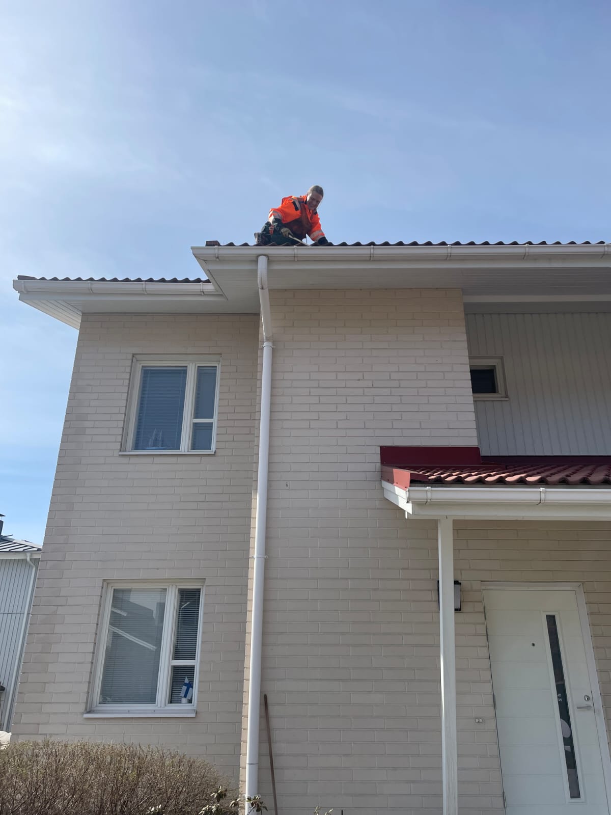 Tukkeutunut ränni ennen huoltoa